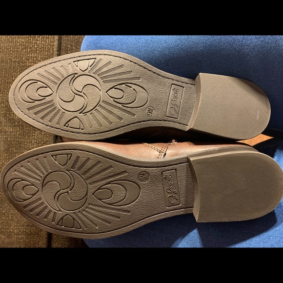 9 M boots - Picture 3 of 3